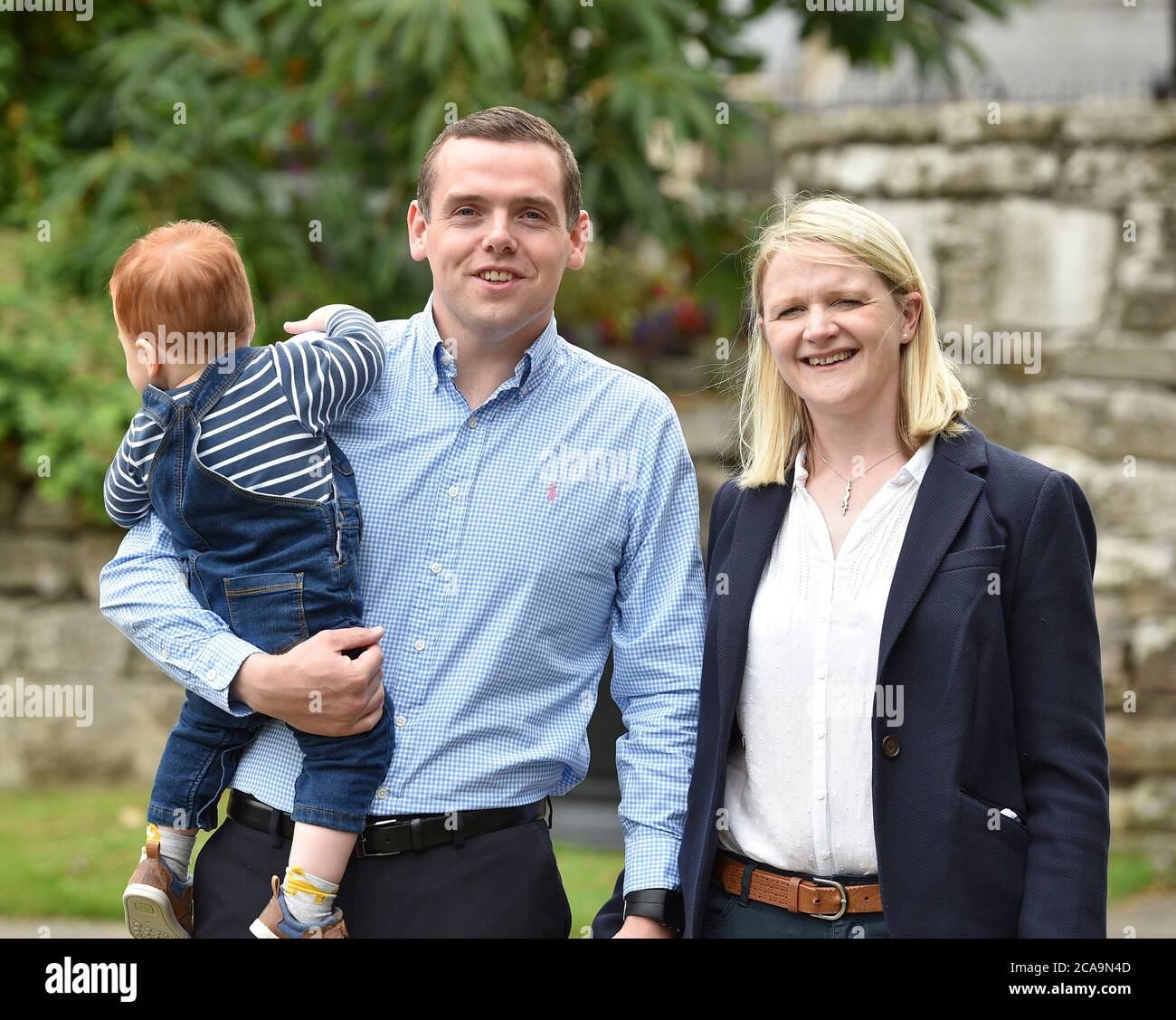 Forres, Scozia, Regno Unito. 05 agosto 2020. FORRES, SCOZIA, UK MP per Moray Douglas Ross viene presentato come il nuovo leader dei conservatori scozzesi. Ha preso il ruolo meno di una settimana dopo le dimissioni di Jackson Carlaw. Nella foto: Douglas Ross con la moglie Krystal e il figlio Alistair. Credit: Dave Johnston/Alamy Live News Foto Stock