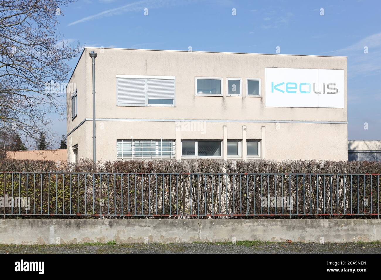 Arnas, Francia - 19 gennaio 2019: Edificio degli uffici Keolis. Keolis è il più grande gruppo di trasporti francese del settore privato Foto Stock
