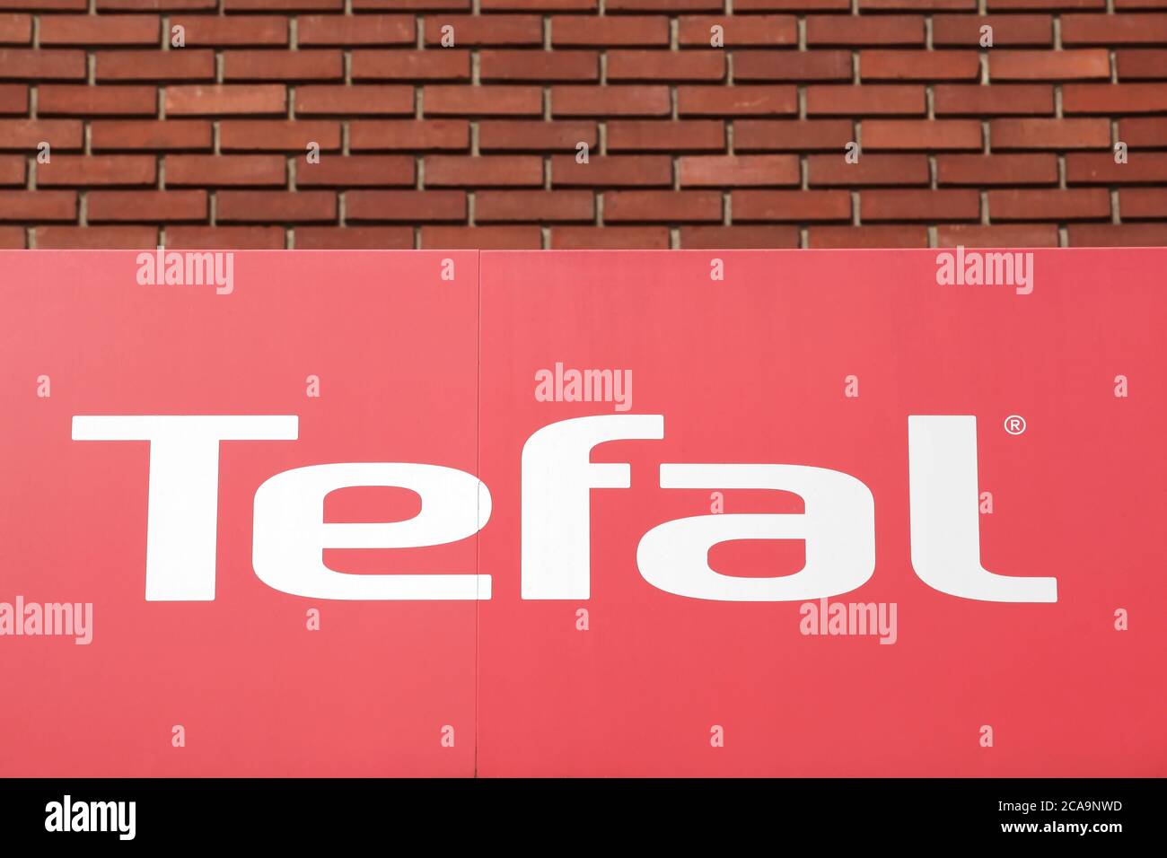 Tournus, Francia - 5 luglio 2020: Logo Tefal su una parete. Tefal è un produttore francese di utensili da cucina e piccoli elettrodomestici di proprietà di Groupe SEB Foto Stock