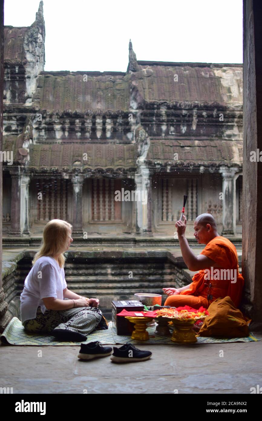 Beato da un monaco in Cambogia Foto Stock