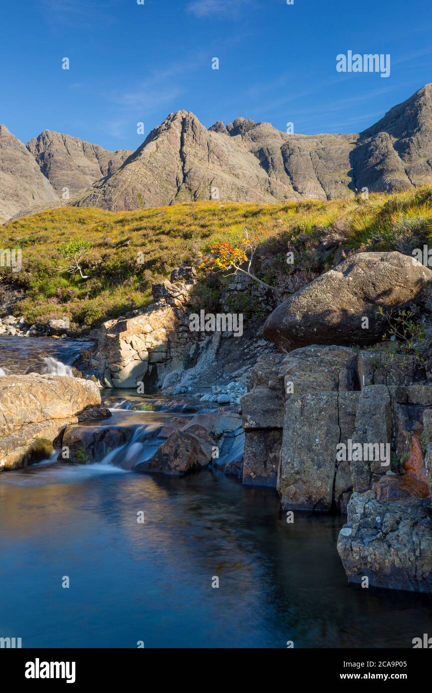 Flusso di Allt Coir a Tairneilear con le Black Cuillin Mountains dietro, Glen fragile, Isola di Skye, Scozia, Regno Unito Foto Stock