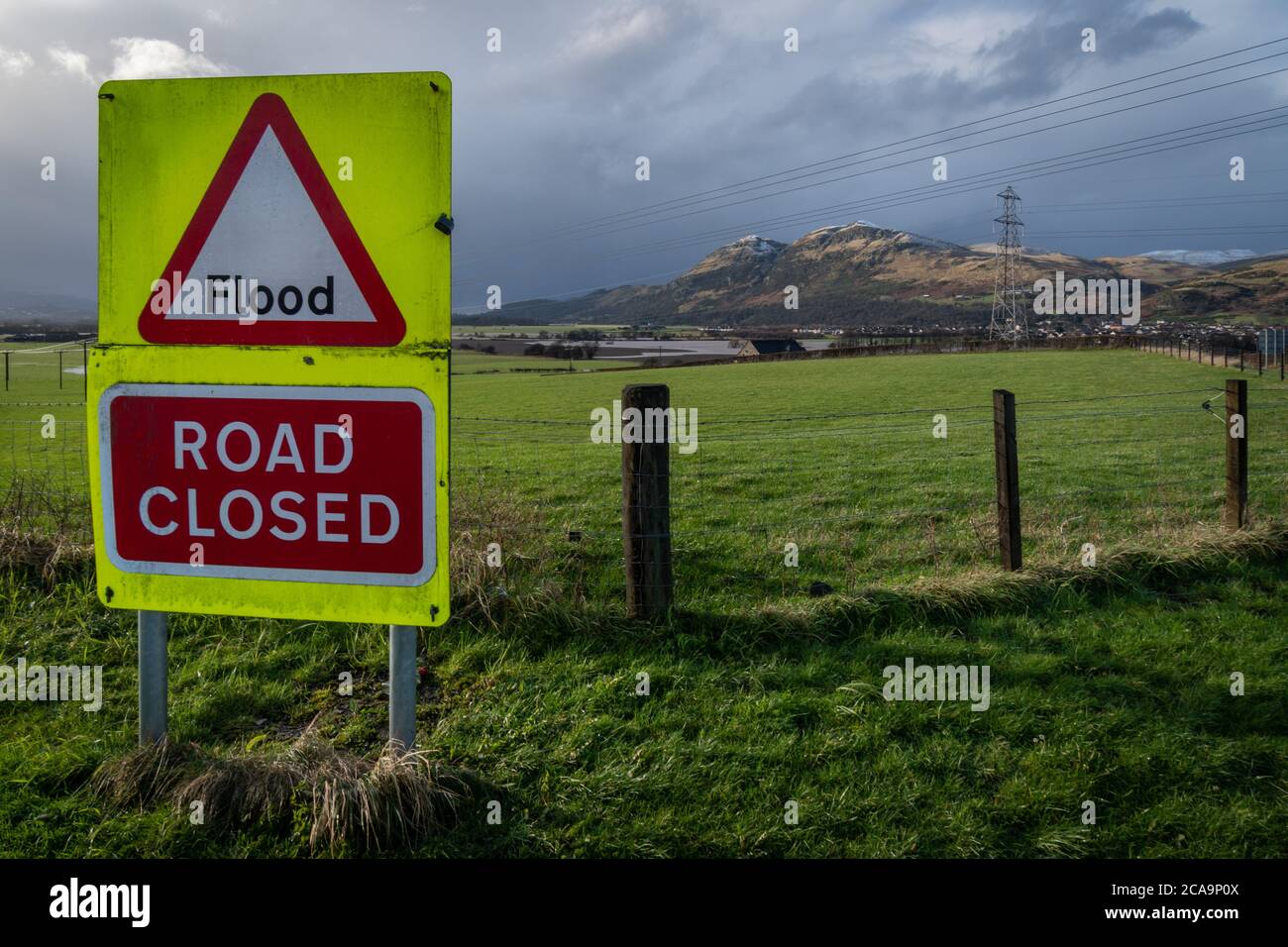 Strade allagate e segnali di allagamento in posizione Foto Stock