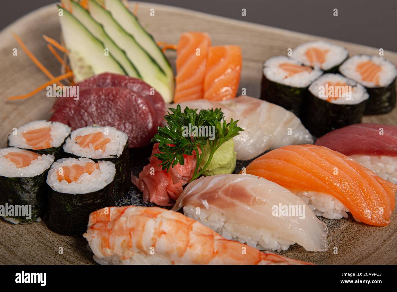 Piatto di sushi e sashimi assortiti. Immagine isolata. Foto Stock