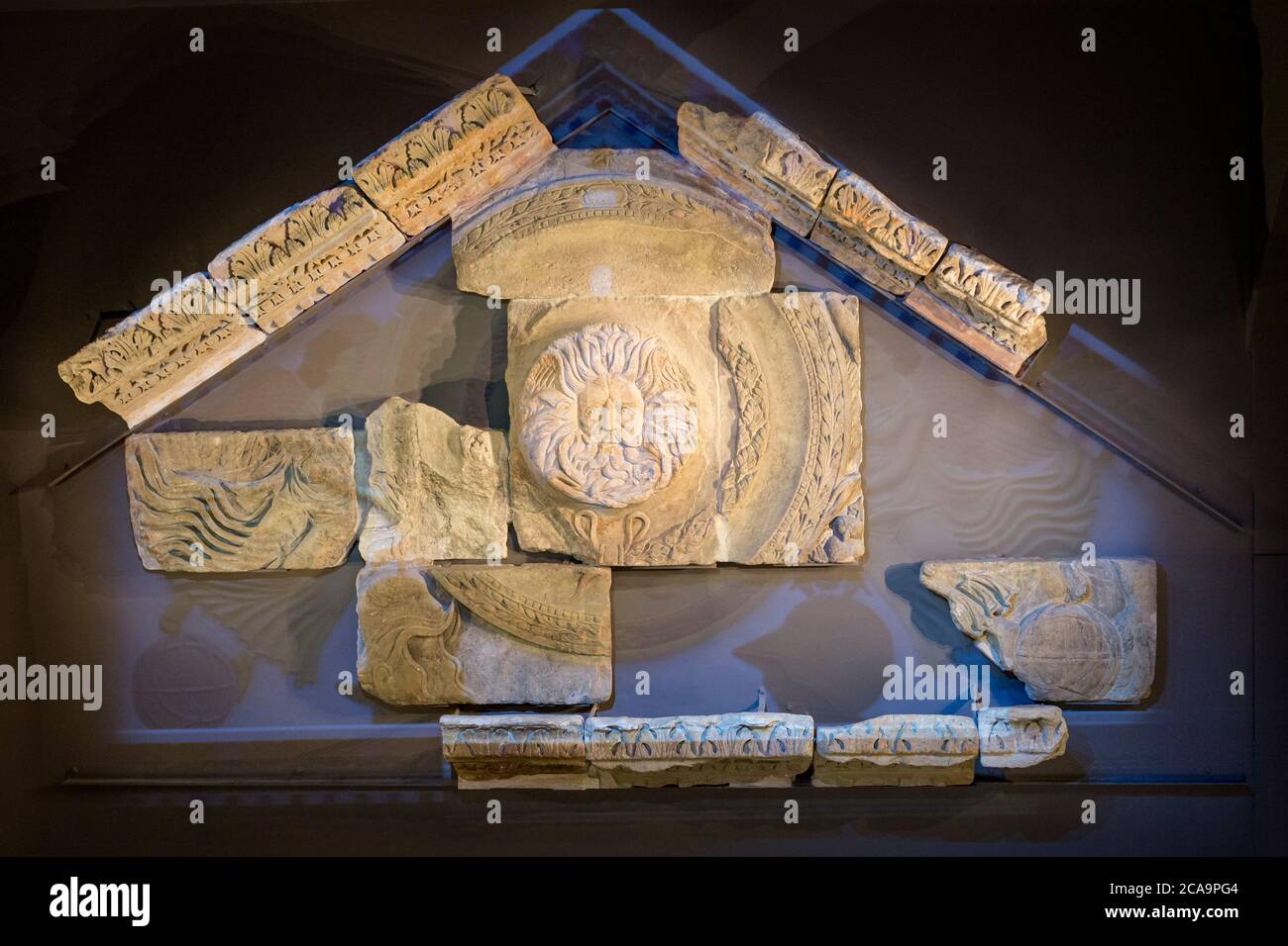 Resti del frontone del Tempio - testa di Gorgon, somiglianza della dea Sulis Minerva in mostra, il Museo delle Terme Romane, Bath, Somerset, Inghilterra, UK Foto Stock