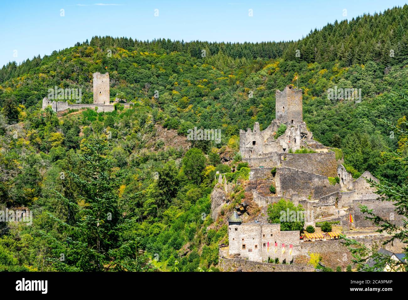 Castelli medievali Manderscheid, castello superiore e inferiore, Manderscheid, Eifel, Renania-Palatinato. Germania, Foto Stock