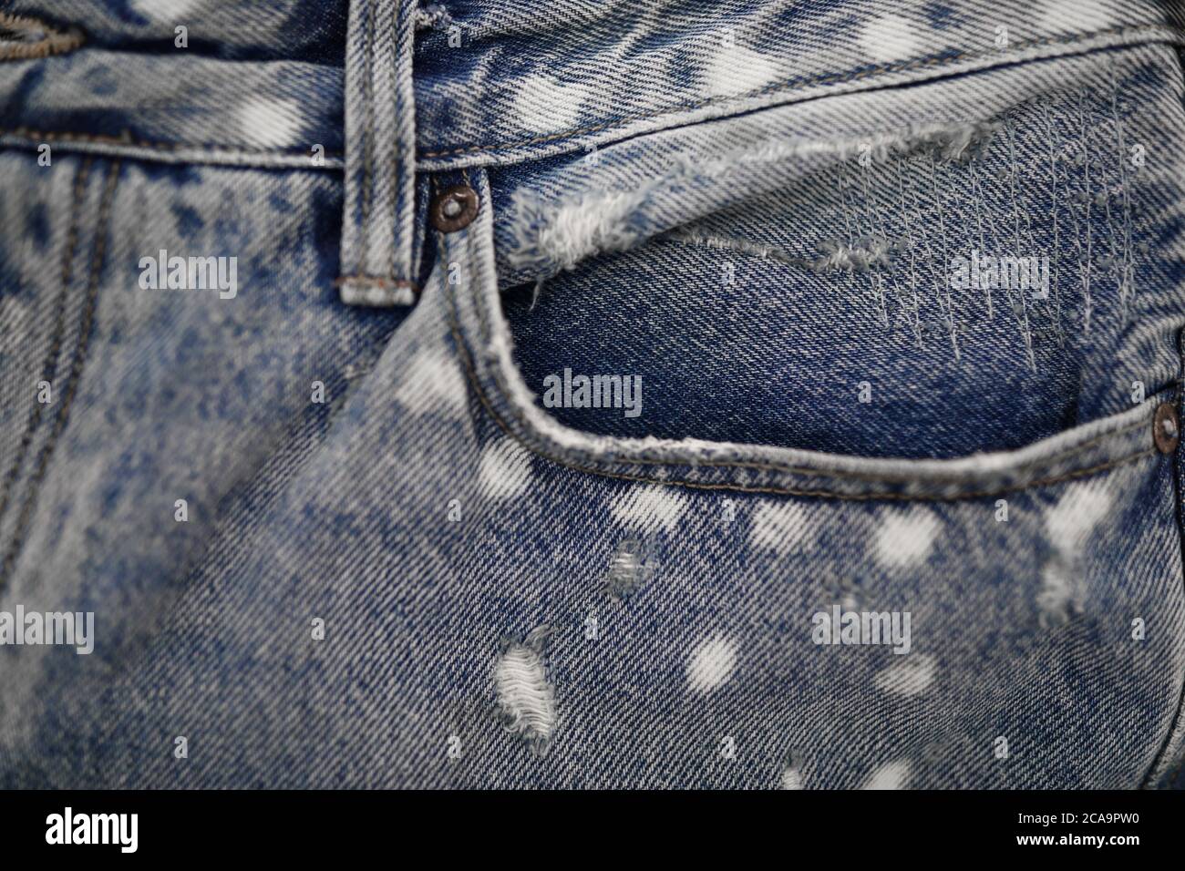 Tasca anteriore in jeans con chiocciatura di fili cuciti Foto Stock