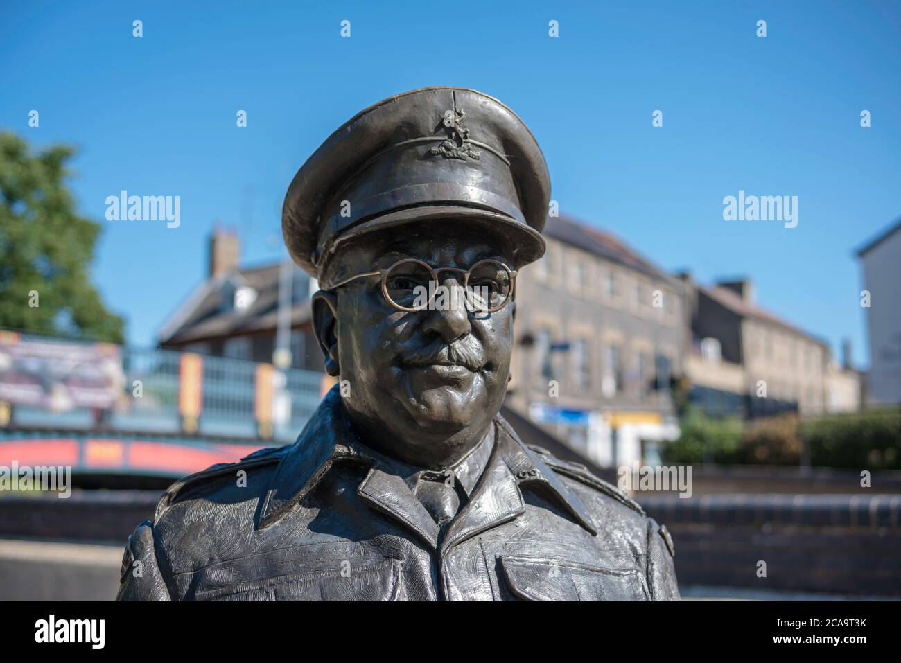 Arthur Lowe, vista della statua dell'attore Arthur Lowe come capitano Mainwaring della fama dell'esercito del papà situato accanto al fiume Little Ouse a Thetford, Norfolk. Foto Stock