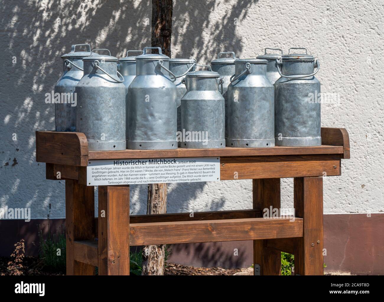 Replica di un blocco di latte, qui i caseifici hanno messo giù le lattine di latte, che sono stati poi raccolti e portati ad un caseificio, Meerfeld, Vulkaneifel, Eifel Foto Stock