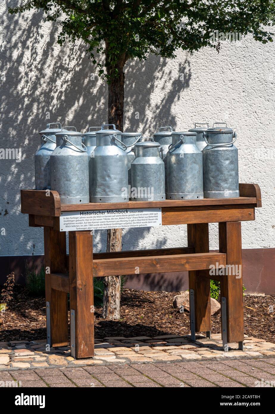 Replica di un blocco di latte, qui i caseifici hanno messo giù le lattine di latte, che sono stati poi raccolti e portati ad un caseificio, Meerfeld, Vulkaneifel, Eifel Foto Stock