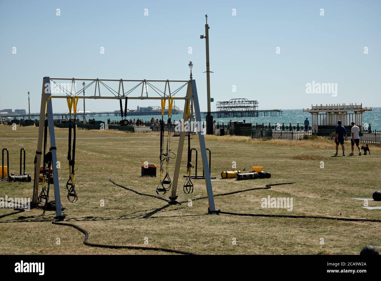 Brighton si affaccia sullo sfondo con i prati di Hove e le attrezzature per l'allenamento fitness/fitness in primo piano. Foto Stock