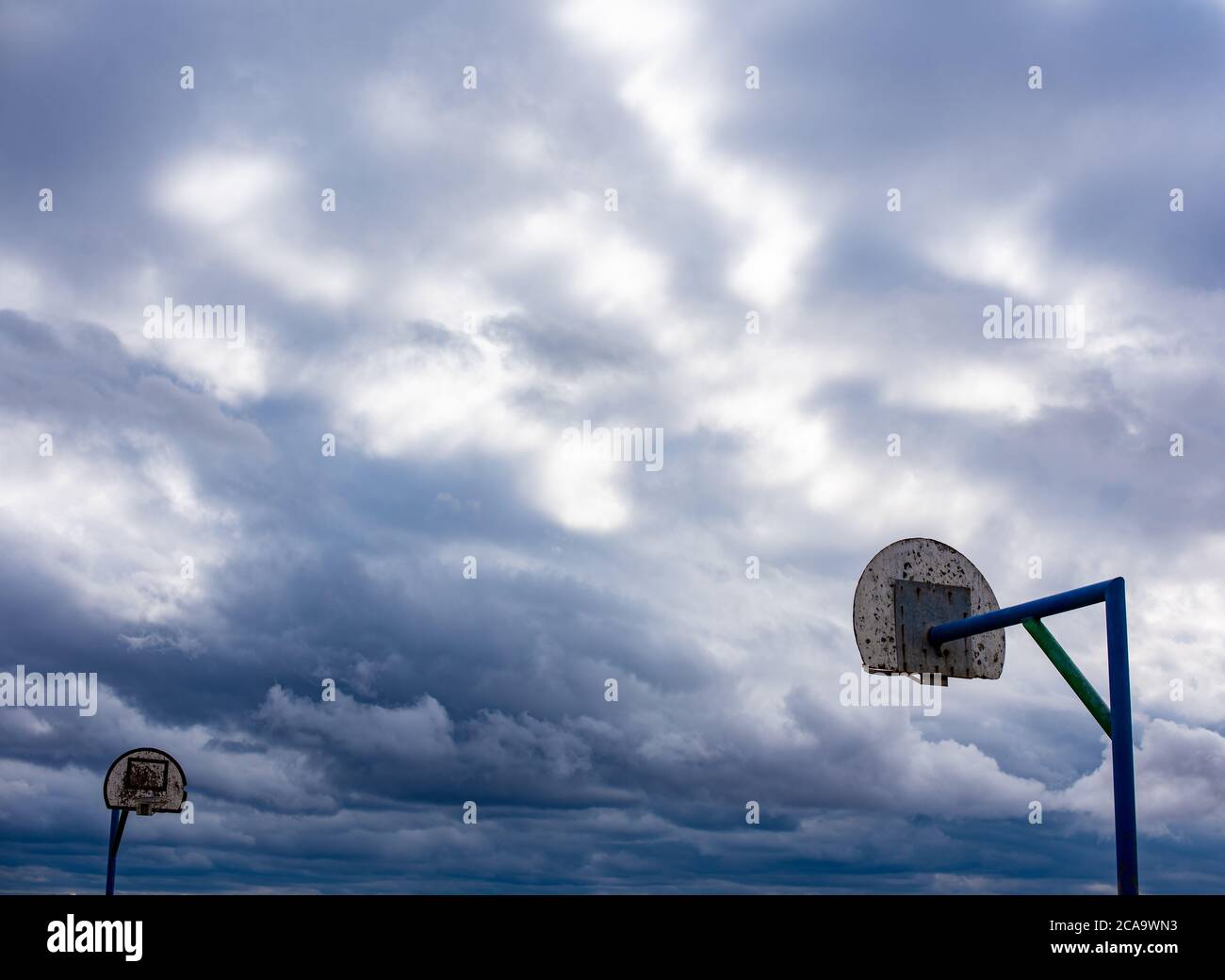 Campo da pallacanestro vuoto con skyline spettacolare Foto Stock