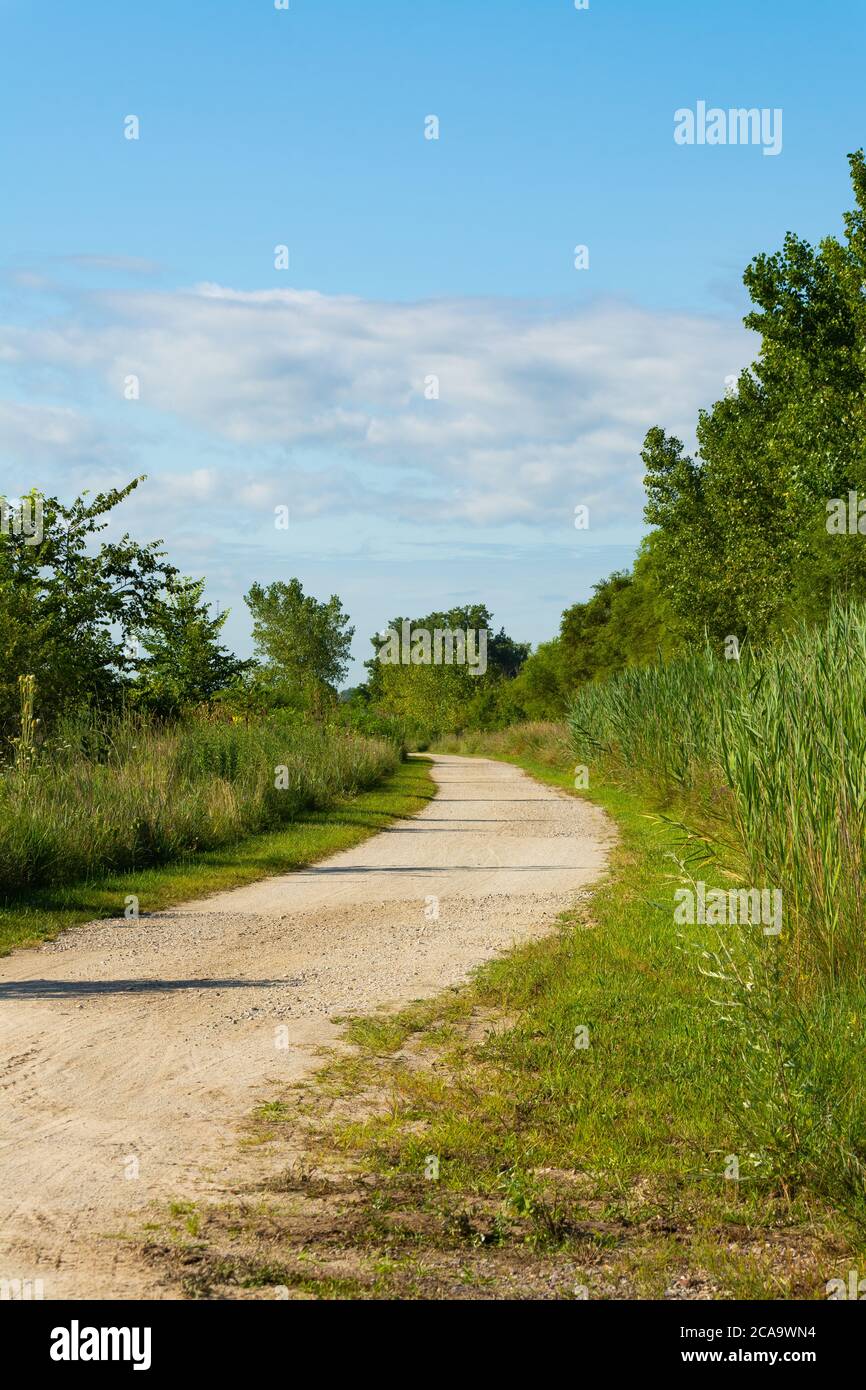 Percorri il canale i & M tra Romeoville e Lockport in una bella mattinata estiva. I & M Canal, Illinois, Stati Uniti Foto Stock