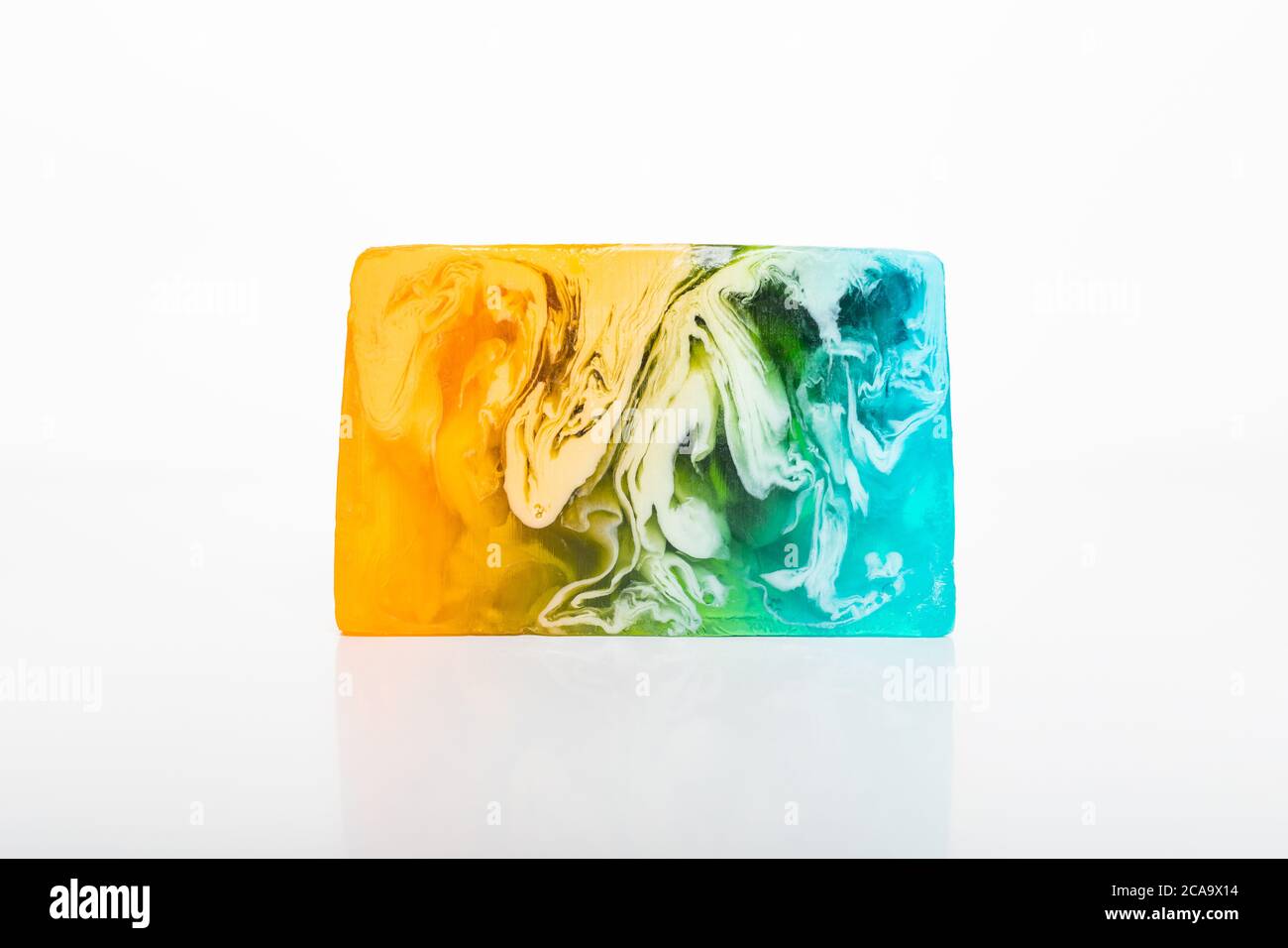 Sapone cosmetico fatto a mano. Trabocchi di turchese a verde e giallo arancio. Studio girato su sfondo bianco isolare primo piano. Foto Stock