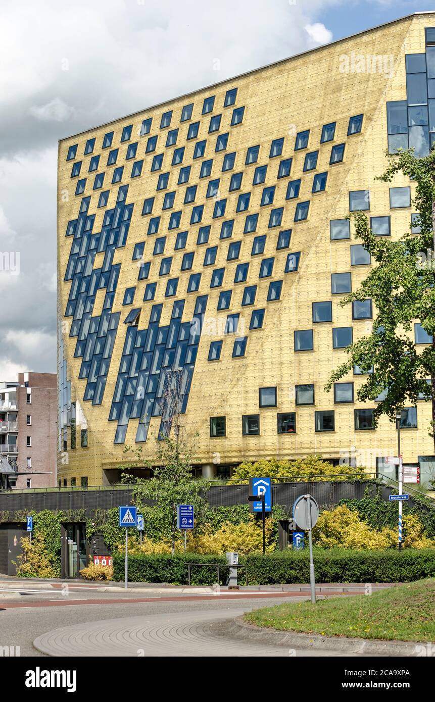 Hardenberg, Paesi Bassi, 28 luglio 2020: Facciata ovest del nuovo e notevole municipio, uno degli edifici più sostenibili del contante Foto Stock