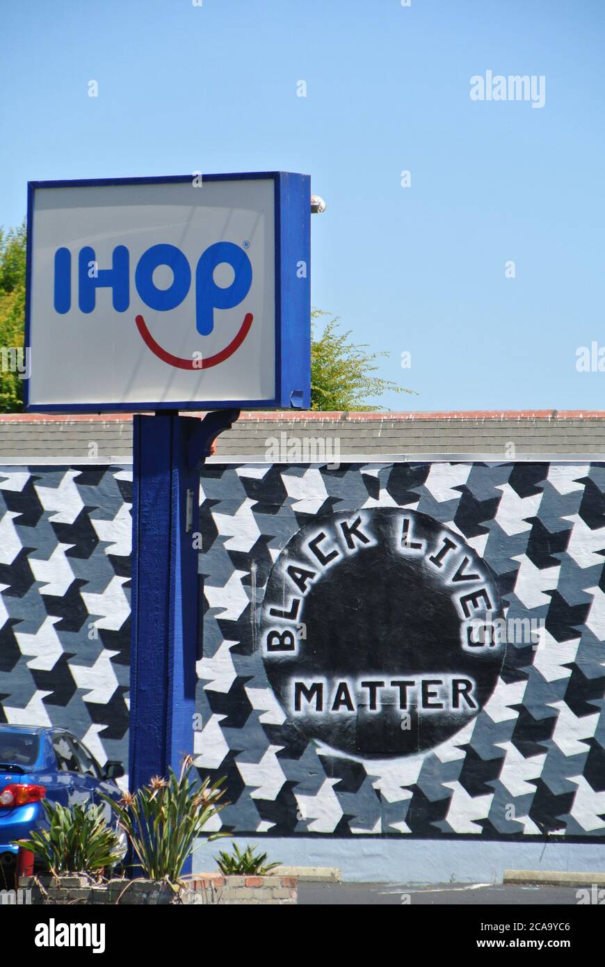 black lives matter murals sul muro ihop a san rafael california Foto Stock