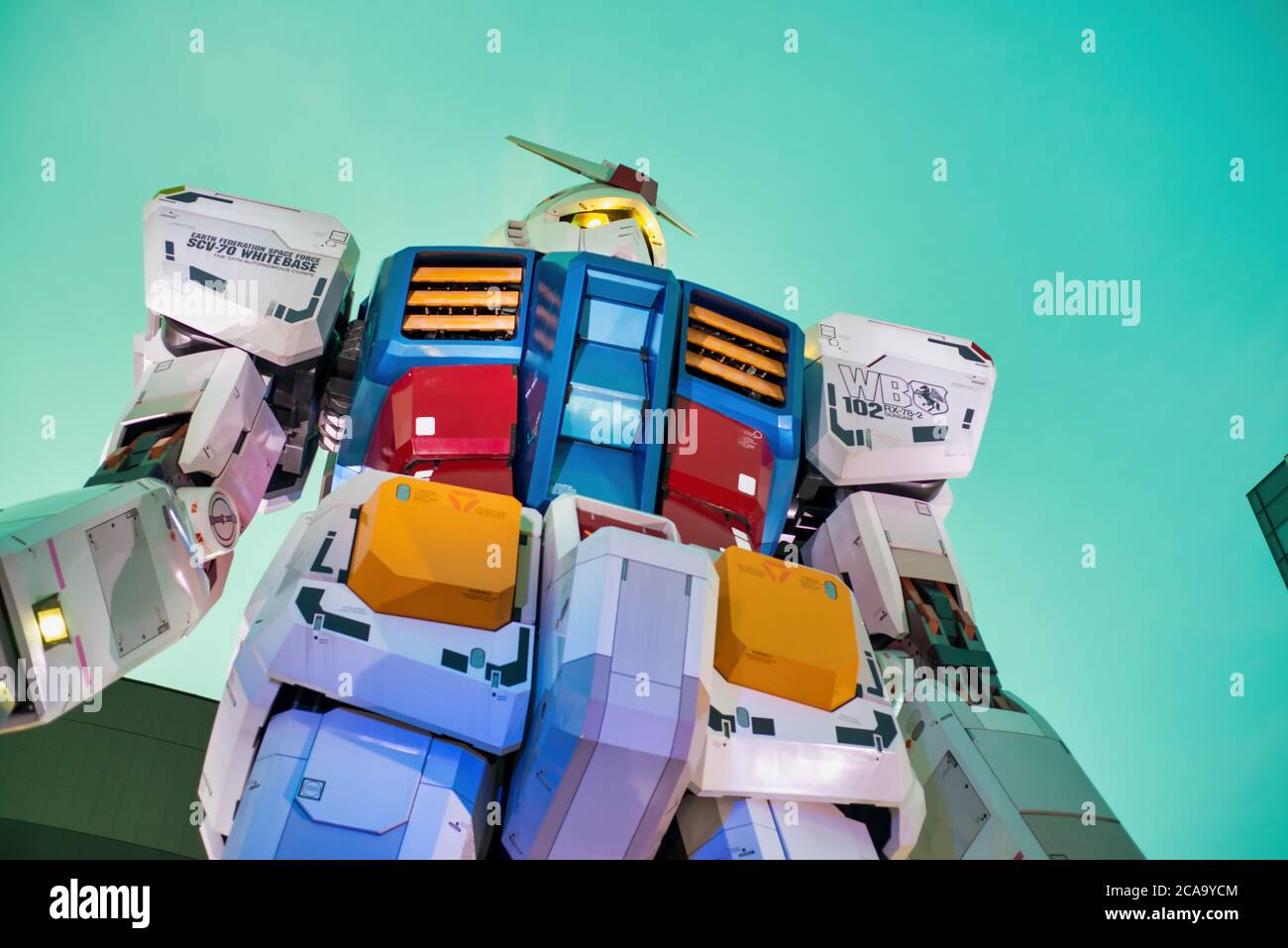 TOKYO, GIAPPONE - 10 MAGGIO 2016: Vista unica della replica a grandezza naturale di 59 piedi Unicorn Gundam (RX-0) statua di notte di fronte al Diver City Plaza, Oda Foto Stock