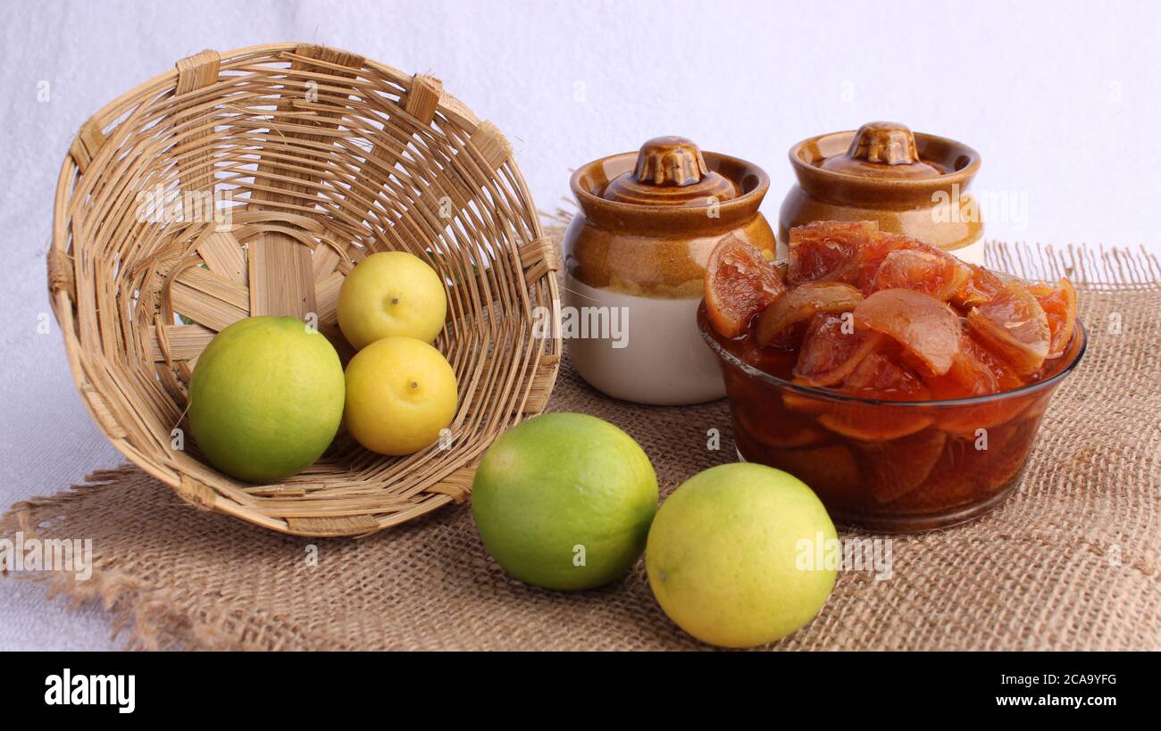 Sottaceto di limone indiano comunemente chiamato come nimbu ka achaar Foto Stock