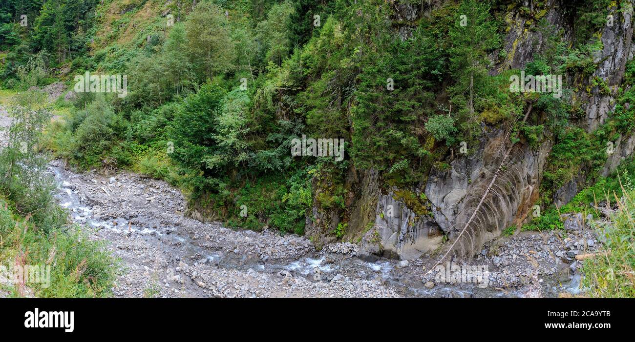 valle di un torrente di montagna con rocce e massi nel Tirolo Orientale, Austria Foto Stock