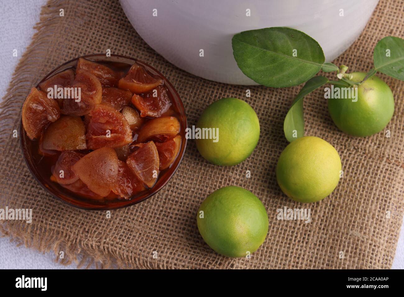 Sottaceto di limone indiano comunemente chiamato come nimbu ka achaar Foto Stock