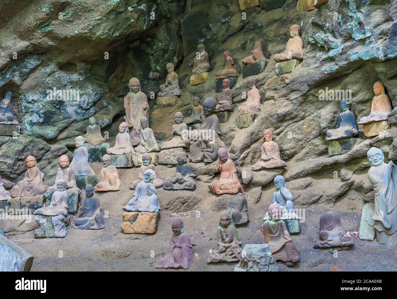 chiba, giappone - luglio 18 2020: Statue buddiste di monaci arhat create da Jingoro Eirei Ono nella cavità di Gomakutsu o grotta ardente scolpita come la Fla Foto Stock