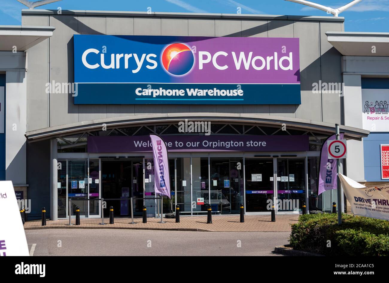 Il rivenditore di tecnologia Dixons Carphone deve tagliare 800 posti di lavoro mentre cambia il modo in cui i suoi negozi sono gestiti. L'azienda, proprietaria di Currys PC World, ha già iniziato a consultarsi con il personale interessato, poiché inizia a rimuovere i ruoli dai propri archivi. I responsabili retail, gli assistenti manager e i ruoli dei team leader verranno tagliati presso l'azienda, mentre verranno creati nuovi ruoli di manager delle vendite, customer experience e operational Excellence. Foto Stock