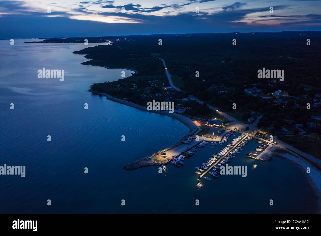 Una vista aerea di Portić al tramonto, piccolo porto vicino a Peroj, Istria, Croazia Foto Stock