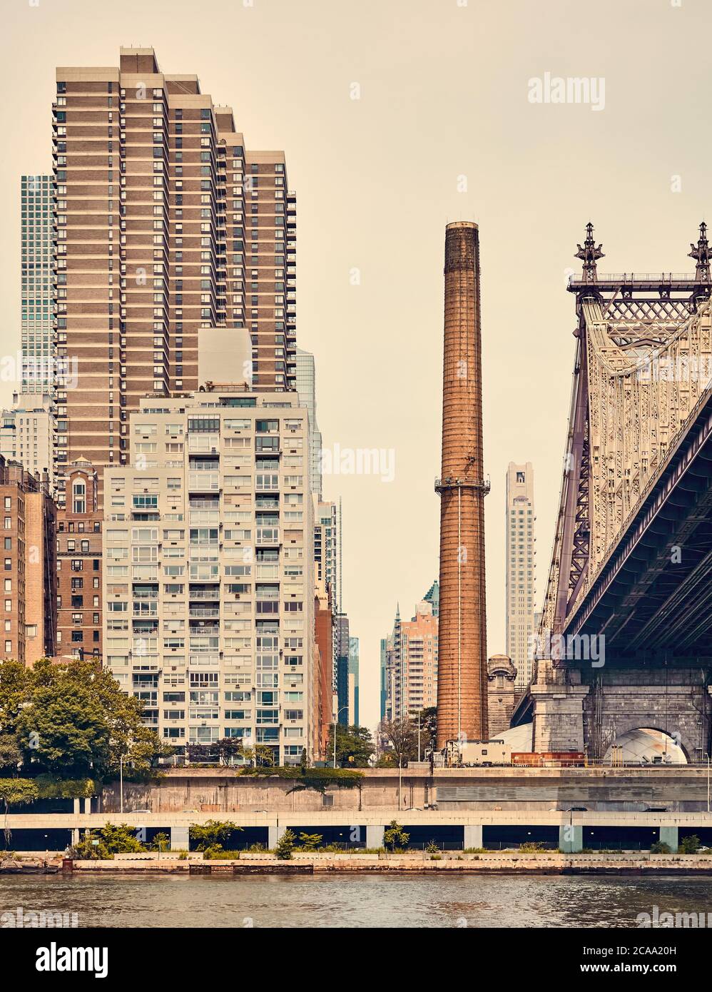 Foto dal tinte retrò del lato est di Manhattan con ed Koch Queensboro Bridge, New York City, USA. Foto Stock