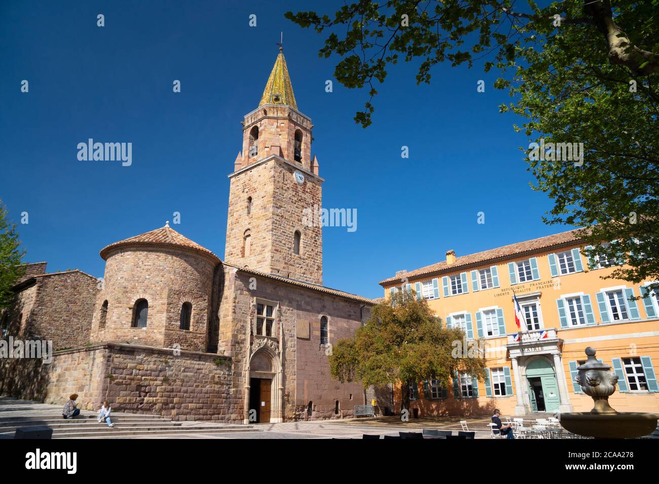 Vista sul campanile della Cattedrale di Frejus in una giornata di sole a Frejus, Francia Foto Stock