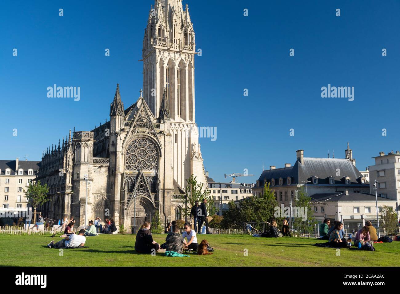 Caen, vista della Chiesa di San Pietro e Castello Foto Stock