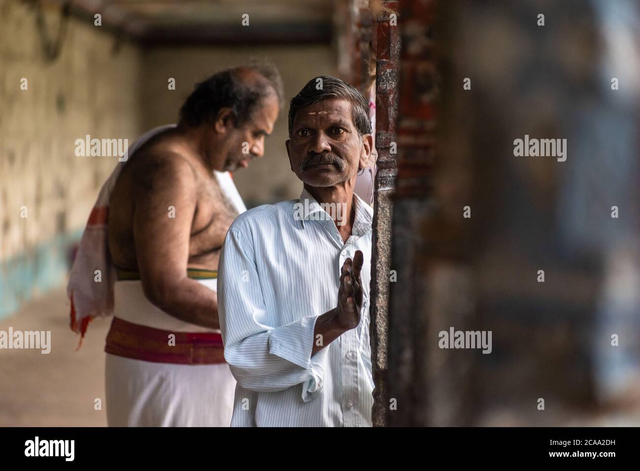 Mayiladuthurai, Tamil Nadu, India - 2020 febbraio: Un ritratto sincero di un anziano indiano che guarda attentamente in lontananza all'antico tem Foto Stock