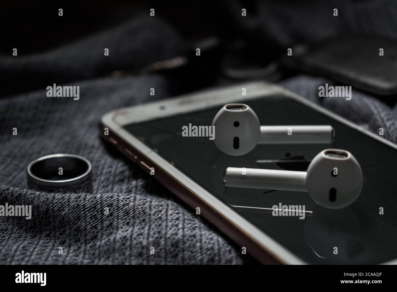 auricolari bluetooth posizionati su un telefono cellulare Foto Stock
