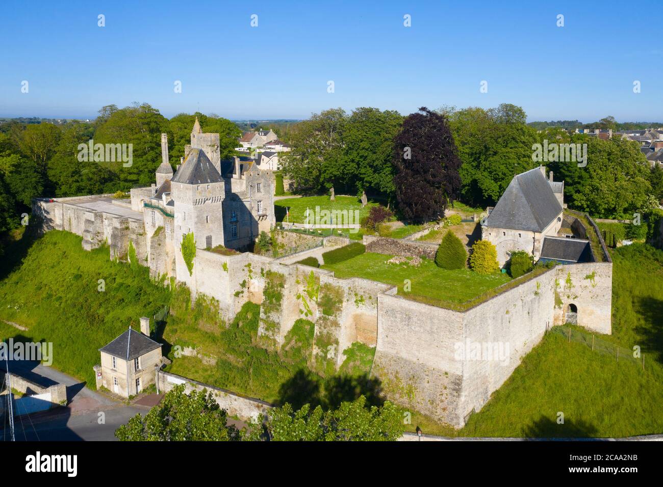 Veduta aerea del castello di Creully in Normandia Foto Stock