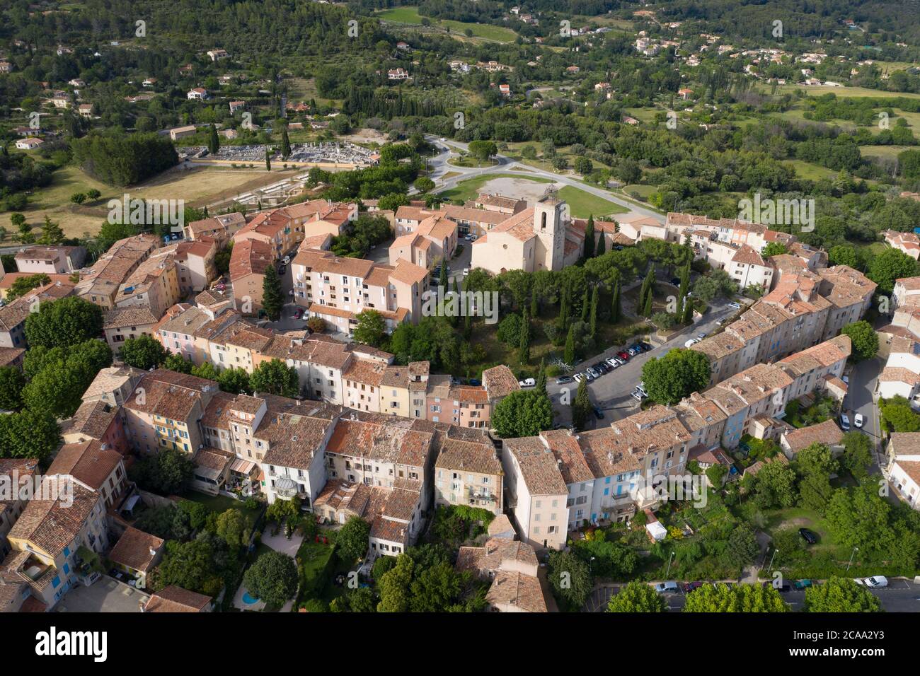 Francia, veduta aerea di Flayosc, un tipico villaggio francese in Provenza Foto Stock
