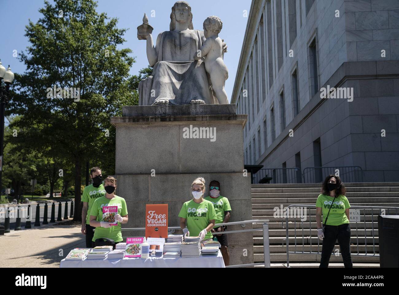 Washington, Stati Uniti. 05 agosto 2020. PETA tiene il suo 24° pranzo annuale del Congresso Veggie Dog al di fuori del Rayburn House Office Building a Capitol Hill a Washington, DC, Stati Uniti, mercoledì 5 agosto 2020. Foto di Sarah Silbiger/UPI Credit: UPI/Alamy Live News Foto Stock
