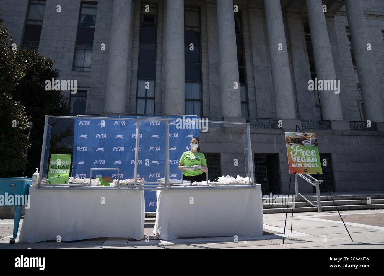 Washington, Stati Uniti. 05 agosto 2020. PETA tiene il suo 24° pranzo annuale del Congresso Veggie Dog al di fuori del Rayburn House Office Building a Capitol Hill a Washington, DC, Stati Uniti, mercoledì 5 agosto 2020. Foto di Sarah Silbiger/UPI Credit: UPI/Alamy Live News Foto Stock