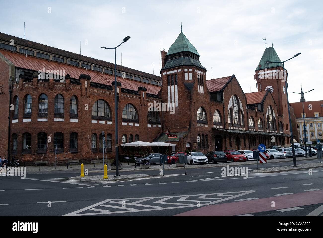 Wroclaw, Polonia - 20 luglio 2020: Mercato Hall (Hala Targowa) in via Piaskowa a Wroclaw Foto Stock