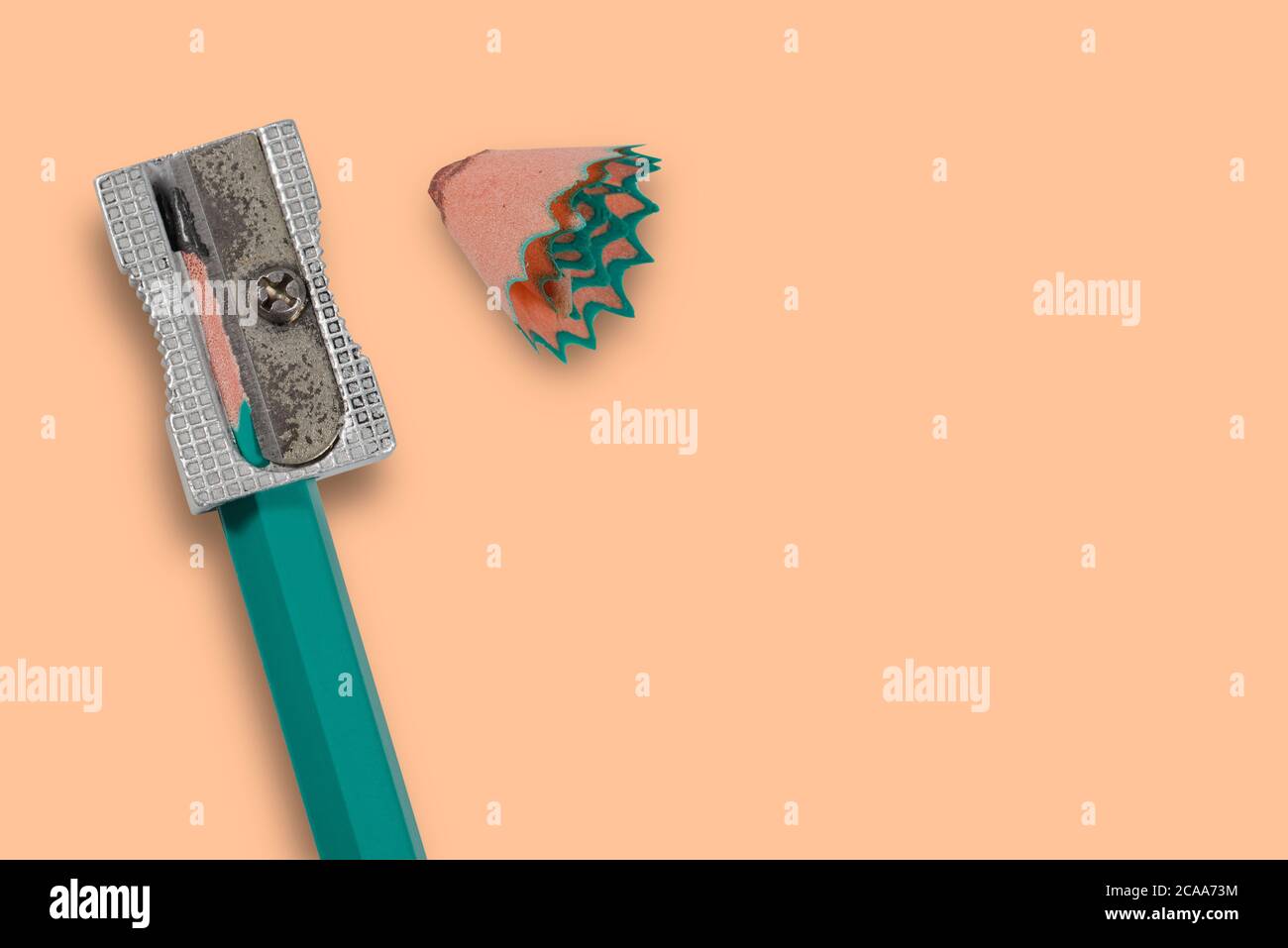 affilatrice a matita quando utilizzata su sfondo bianco. Concetto che si prepara a tornare a scuola Foto Stock