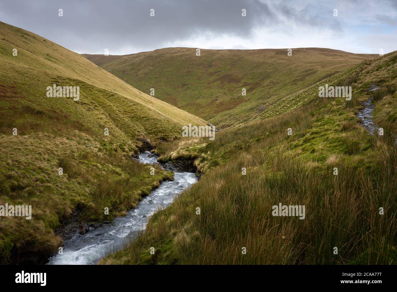 Fiume Glenderamackin nella valle tra Bannderdale Crags e Scales cadde con Southern cadde oltre nel Lake District National Park, Cumbria, Inghilterra. Foto Stock