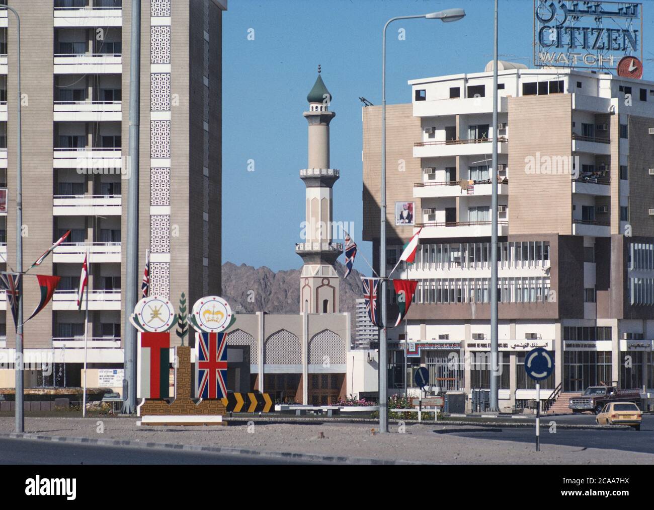 Immagine d'archivio: Il Sultanato dell'Oman nel 1979, sette anni dopo che il Sultano Qaboos prese il potere e cominciò a modernizzare il paese. Questo era ancora un tempo in cui il turismo nel paese era nella sua infanzia. Le bandiere di Omani e dell'Unione del Regno Unito sono ancora allineate lungo le strade, poiché l'immagine è stata fotografata solo 3 settimane dopo la visita di Stato della Regina Elisabetta II a Oman. Credito: Malcolm Park Foto Stock