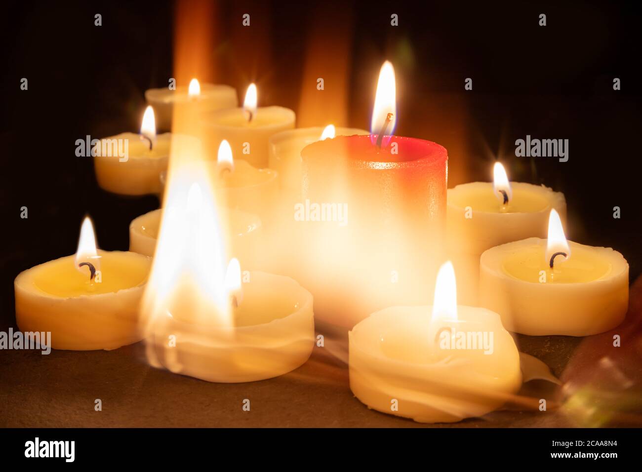 Giocare con il fuoco e le candele Foto Stock