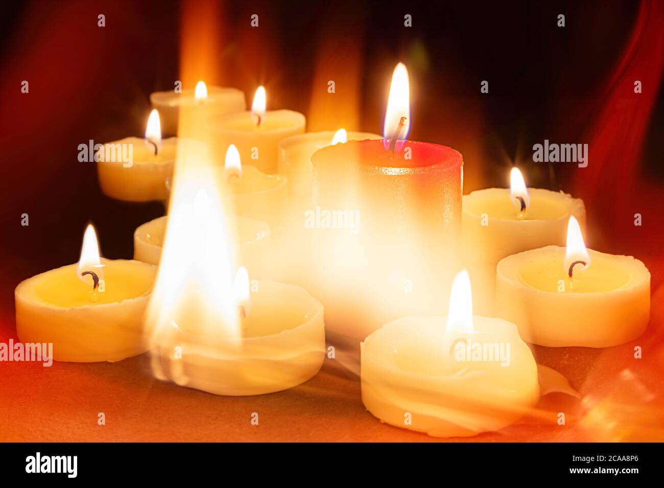 Giocare con il fuoco e le candele Foto Stock