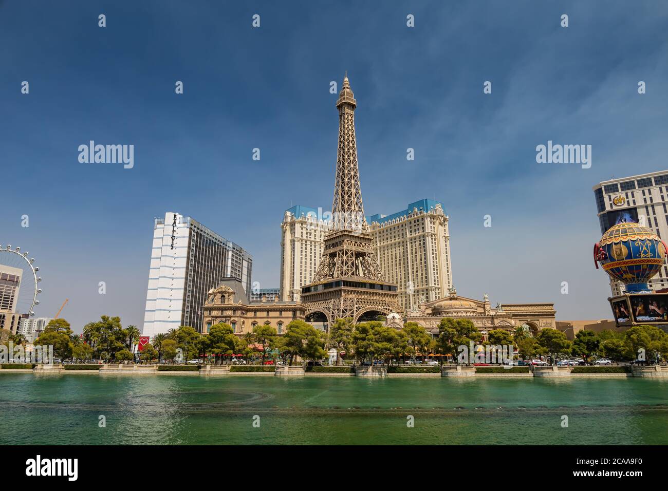 Las Vegas, 2 AGOSTO 2020 - Vista soleggiata della fontana del Bellagio Hotel and Casino e di Parigi Las Vegas Foto Stock