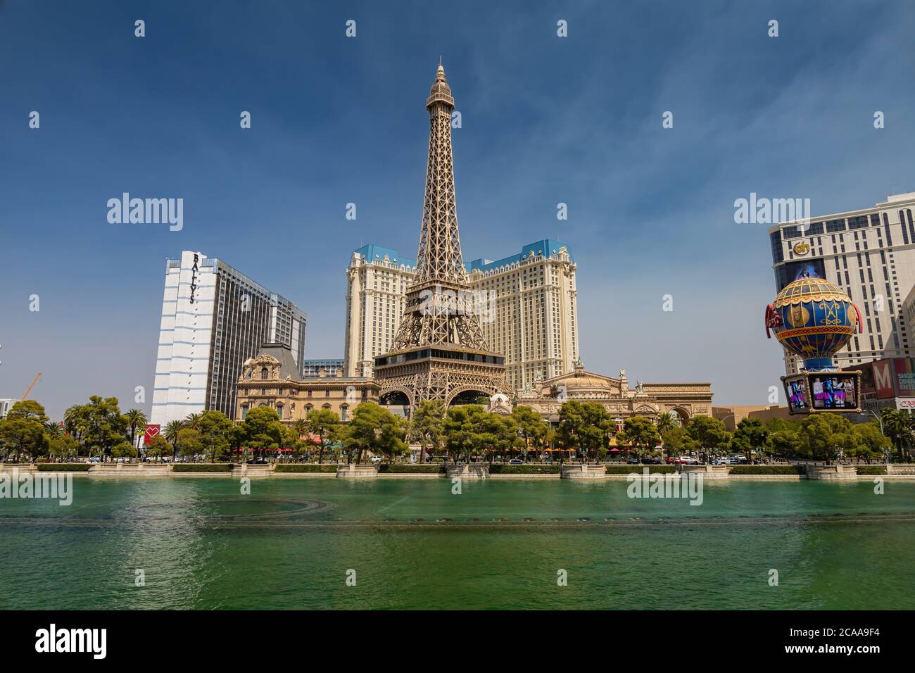 Las Vegas, 2 AGOSTO 2020 - Vista soleggiata della fontana del Bellagio Hotel and Casino e di Parigi Las Vegas Foto Stock