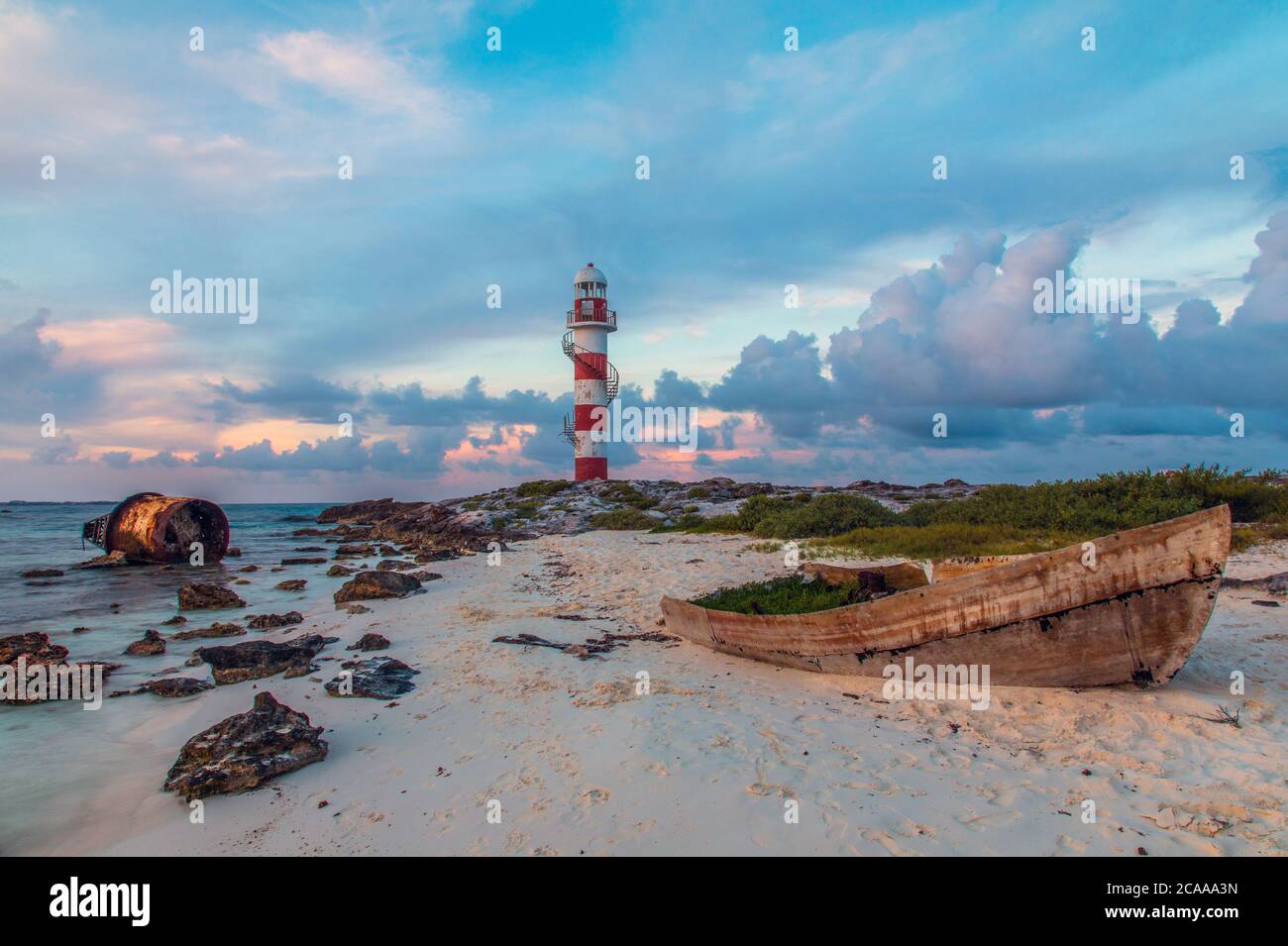 Vista al tramonto del faro di Punta Cancún (Faro de Punta Cancun) all'estremità nord della zona degli hotel (zona Hotelera) a Cancún, Messico Foto Stock