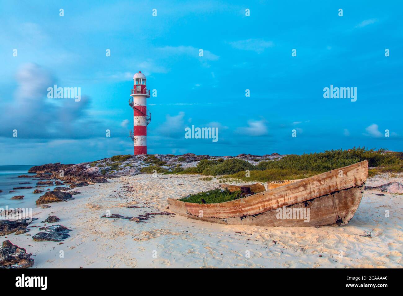 Vista al tramonto del faro di Punta Cancún (Faro de Punta Cancun) all'estremità nord della zona degli hotel (zona Hotelera) a Cancún, Messico Foto Stock