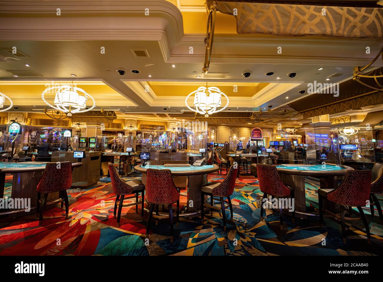 Las Vegas, 2 AGOSTO 2020 - gioco da tavolo con protezione plastica al Casinò Bellagio Foto Stock