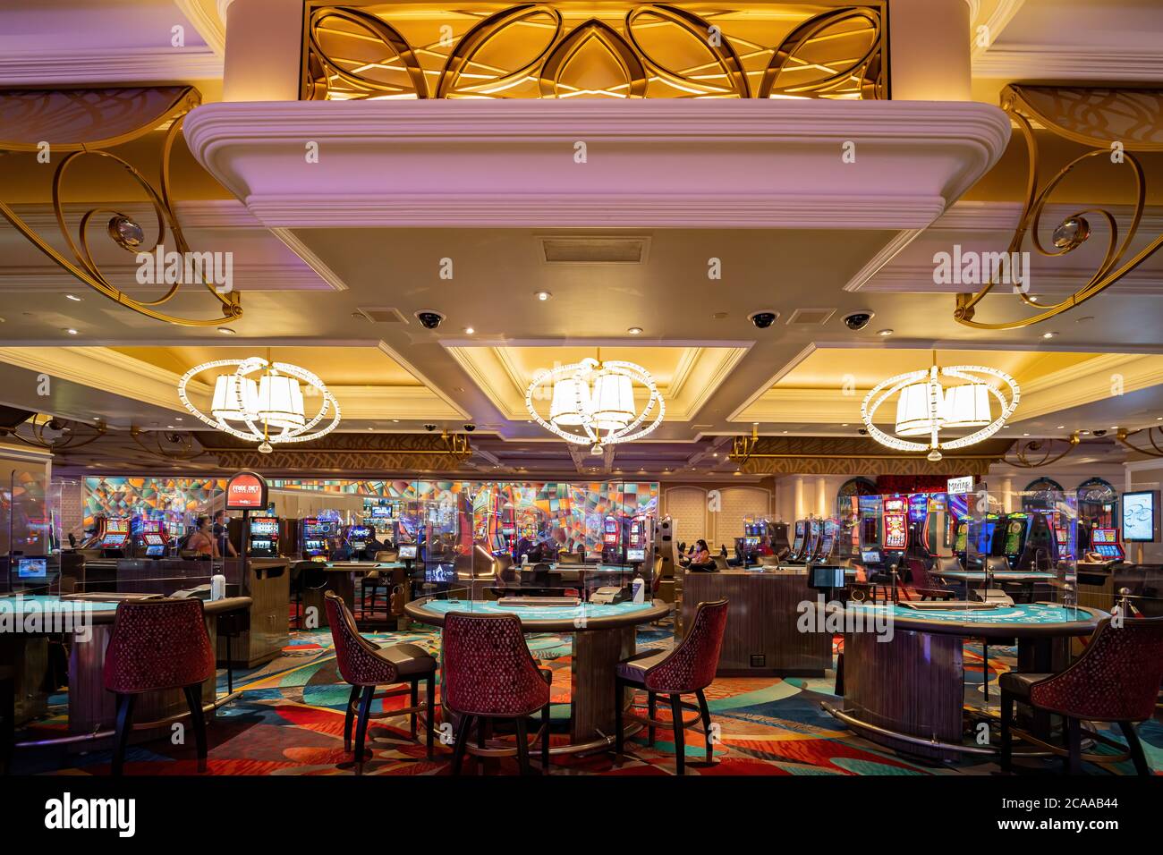 Las Vegas, 2 AGOSTO 2020 - gioco da tavolo con protezione plastica al Casinò Bellagio Foto Stock
