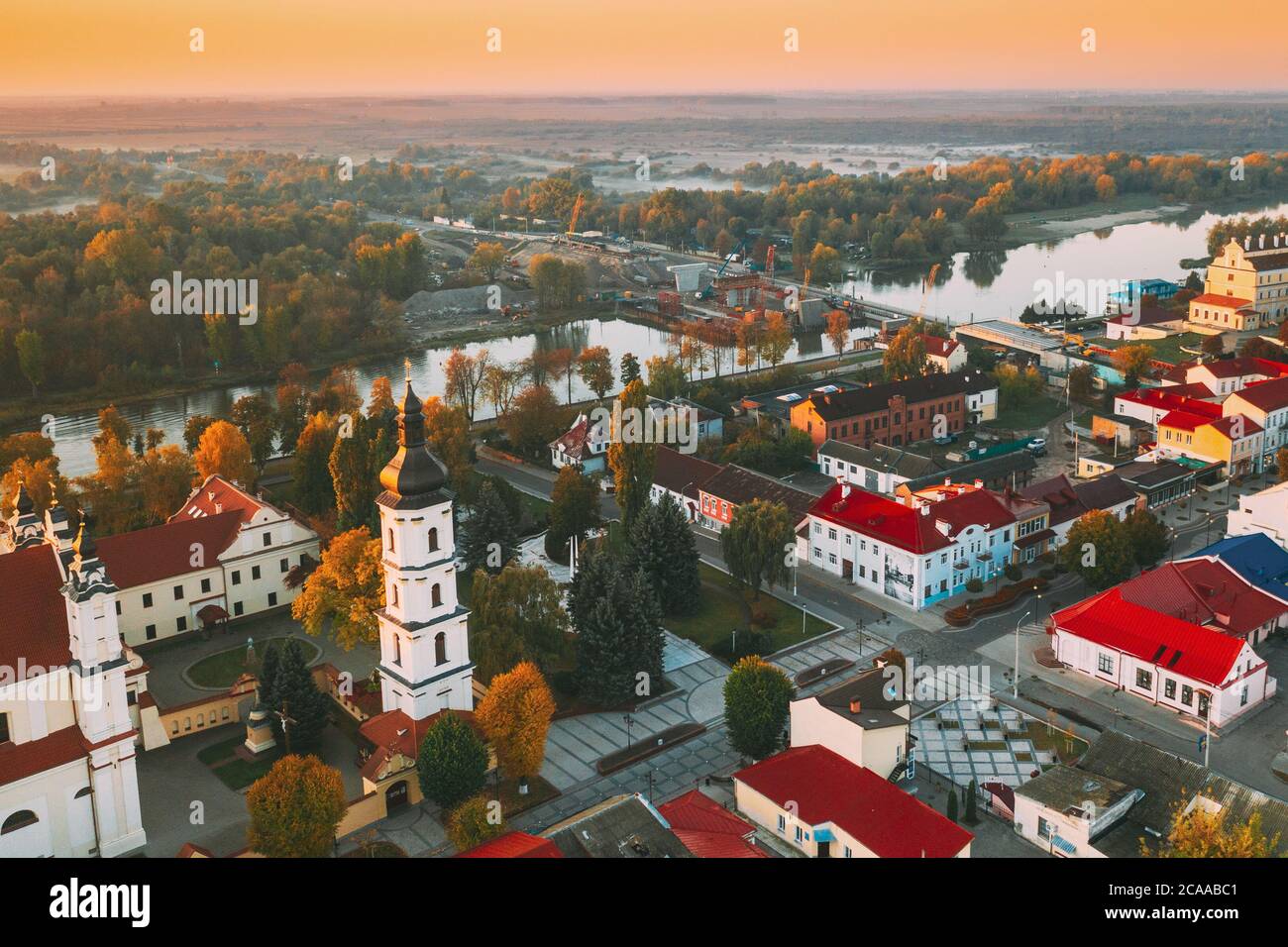 Pinsk, regione di Brest, Bielorussia. Paesaggio urbano di Pinsk Skyline In autunno la mattina. Vista panoramica del Duomo di nome della Beata Vergine Maria e il Monastero Foto Stock
