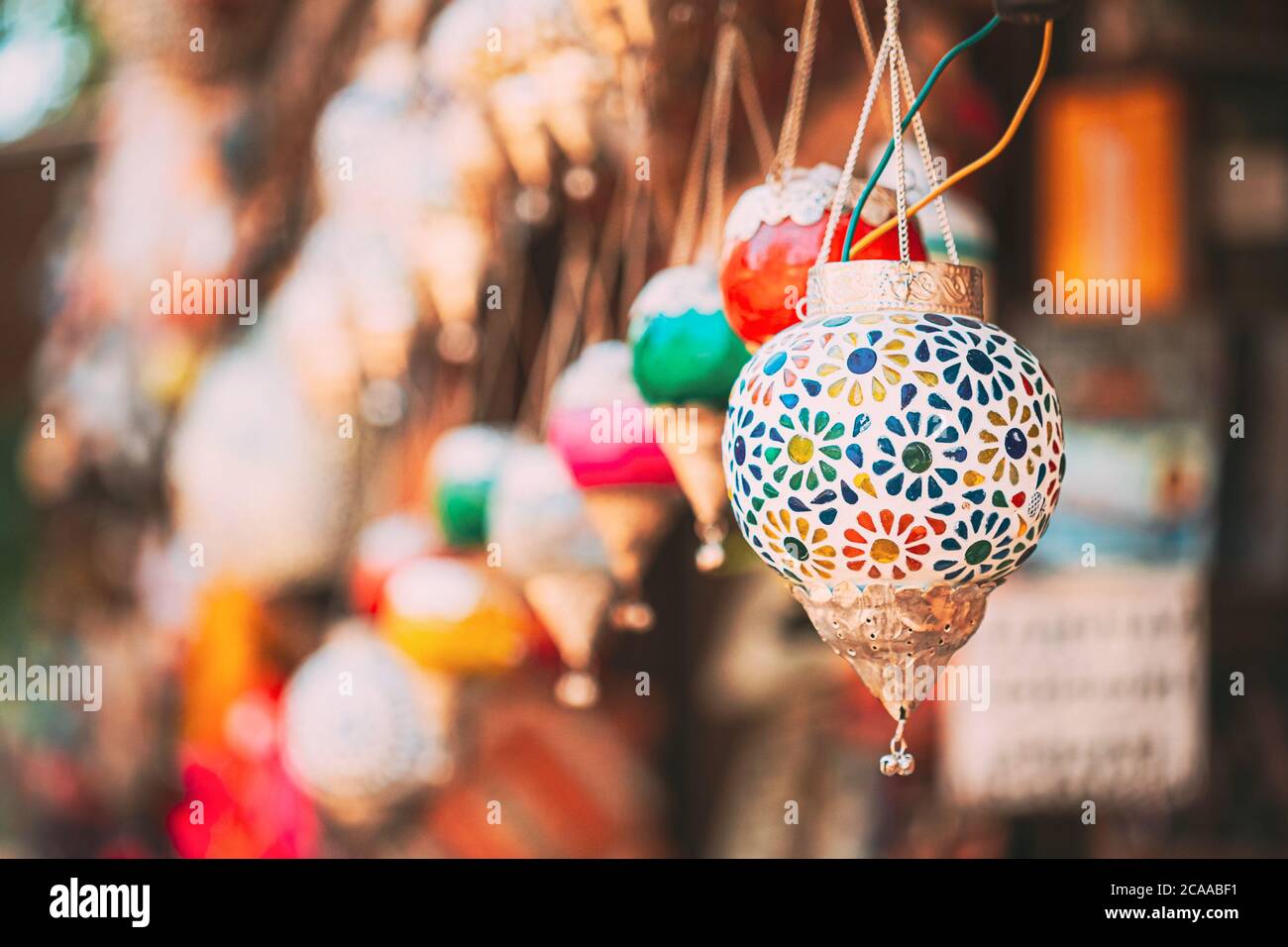 India. Mercato con molte lampade e Lanterne tradizionali Indiani colorati  fatti a mano. Lanterne Hanging in Vendita. Souvenir popolari dall'India  Foto stock - Alamy