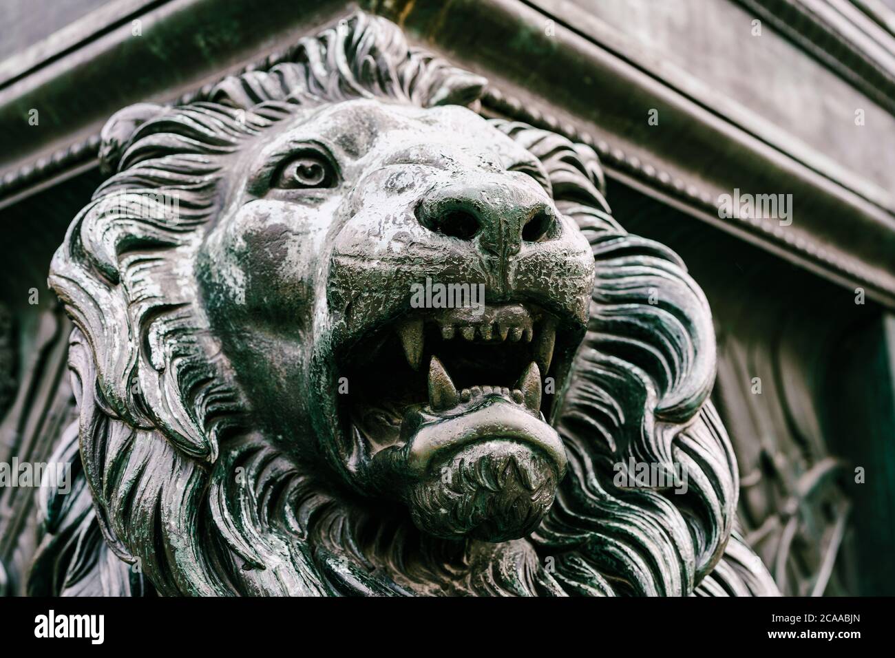 Una figura di leone scolpita in pietra su un edificio. Foto Stock